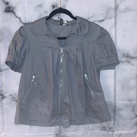 US 10 H&M Gray Button & Zipper Detail Mini Jacket / Cape with Pockets - Picture 3 of 14